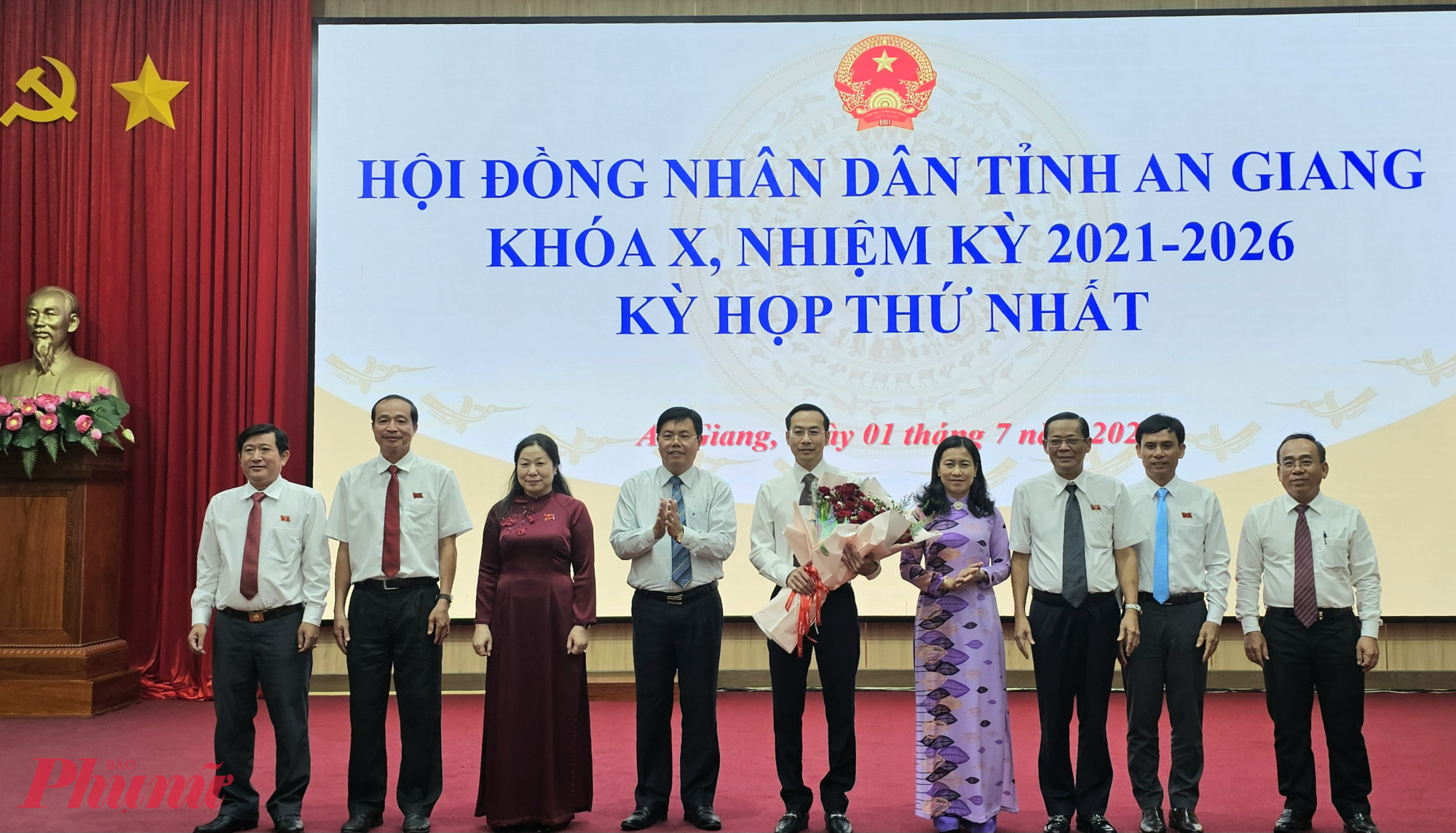 Bí thư Tỉnh ủy An Giang tặng hoa cho các thành viên thường trực HĐND tỉnh - Ảnh Phú Hữu