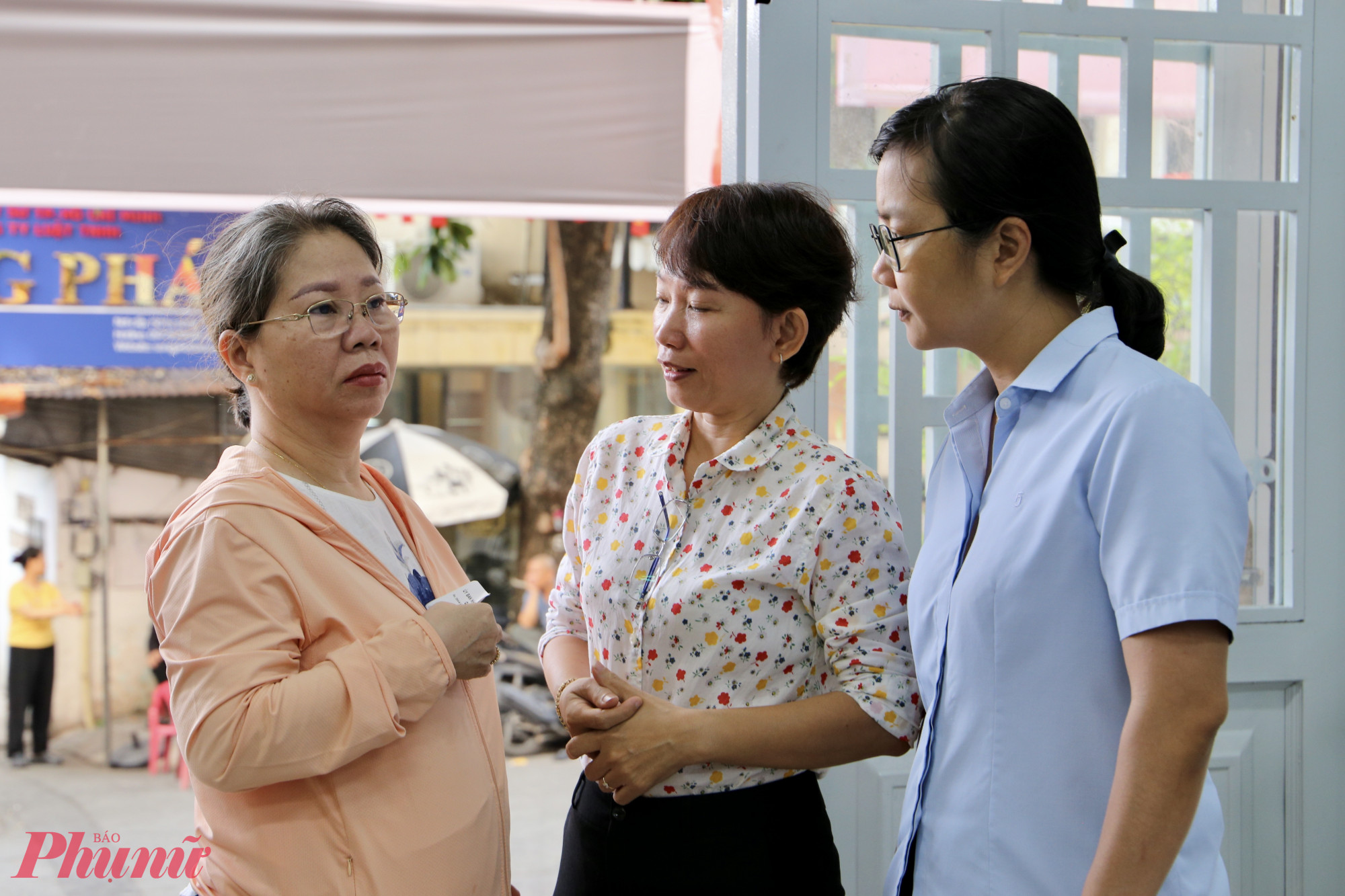 Người dân đến làm thủ tục tại phường Tân Sơn Nhất trong ngày đầu vận hành, được hướng dẫn tận tình từng bước