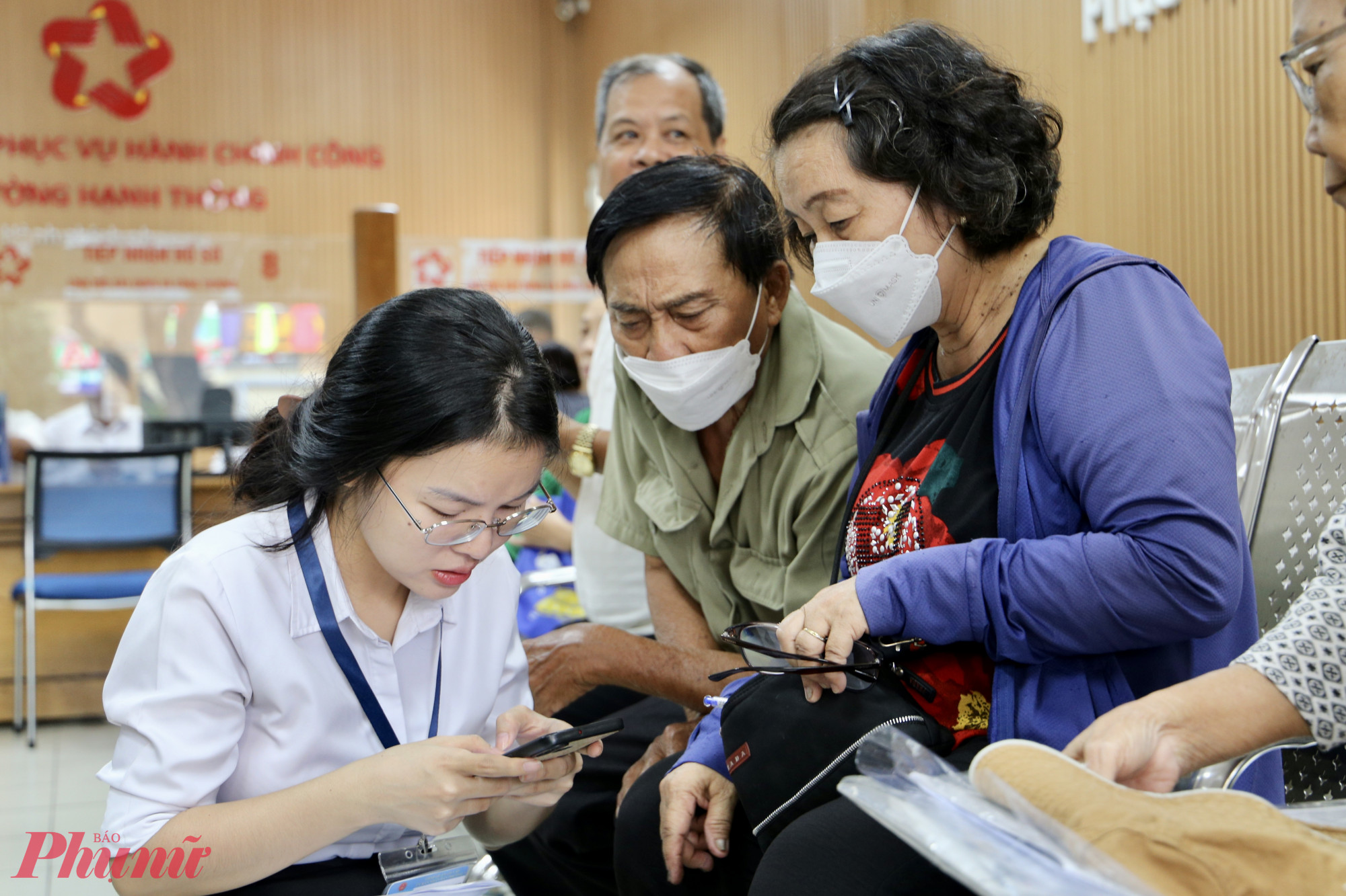 Lực lượng cán bộ trẻ hỗ trợ người dân thao tác trên phần mềm mới, rút ngắn thời gian chờ đợi - Ảnh: Thanh Tâm