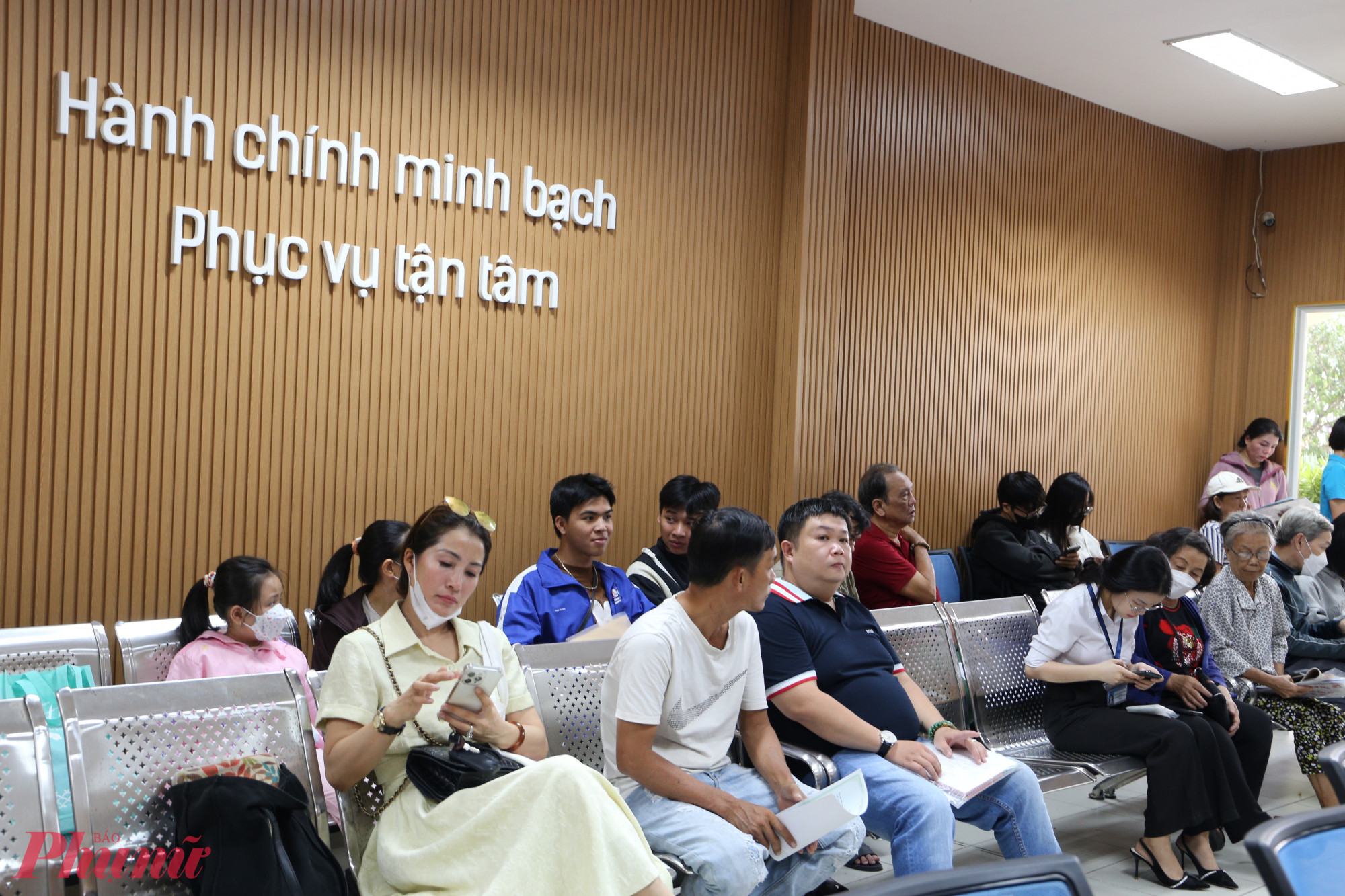 Phường mới, diện mạo mới, người dân vui mừng vì thủ tục hành chính được giải quyết thuận tiện hơn - Ảnh: Thanh Tâm