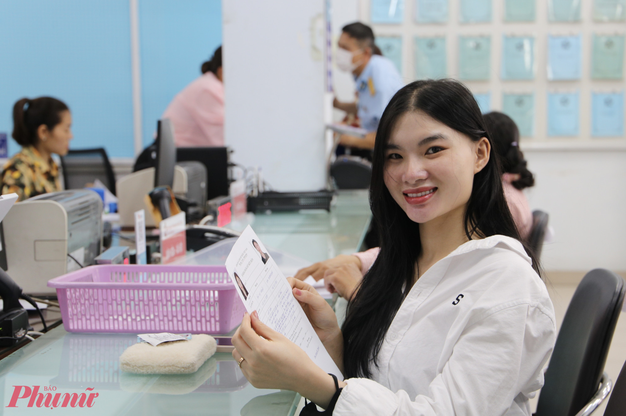 Người dân hài lòng khi được giải thích rõ ràng về thủ tục công chứng tại trung tâm hành chính phường mới - Ảnh: Thanh Tâm
