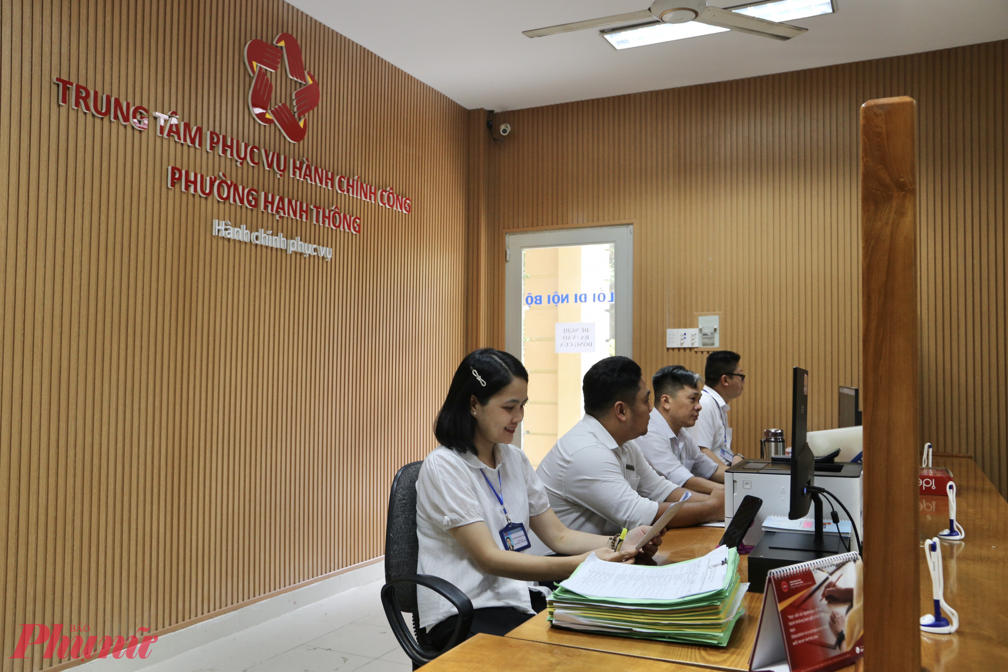 Trung tâm hành chính công phường Hạnh Thông hoạt động nhịp nhàng trong ngày đầu chính quyền mới vận hành - Ảnh: Thanh Tâm