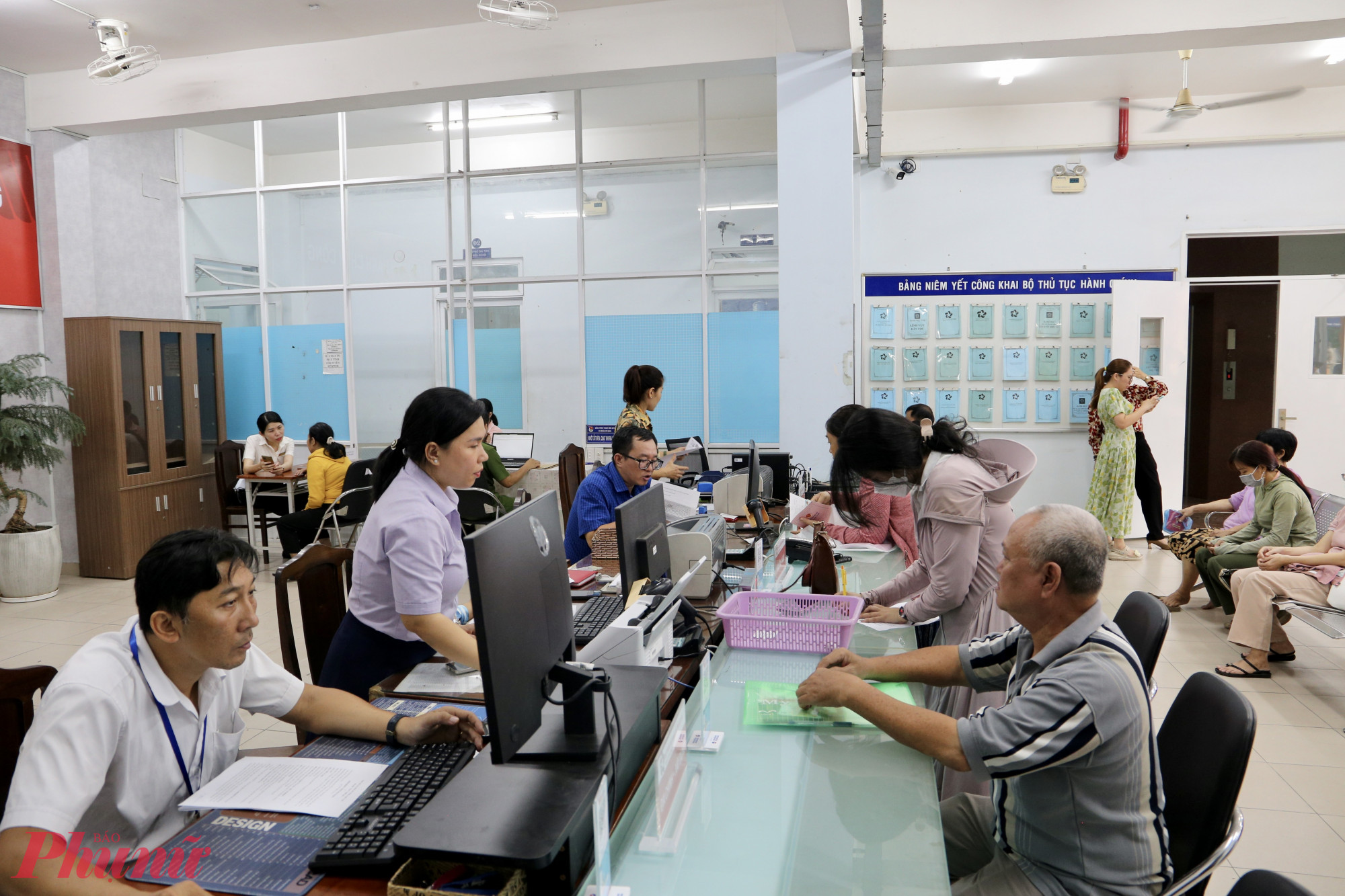 Ngay từ sáng sớm, người dân đã có mặt tại UBND phường Tân Sơn Nhất để giải quyết các thủ tục hành chính - Ảnh: Thanh Tâm