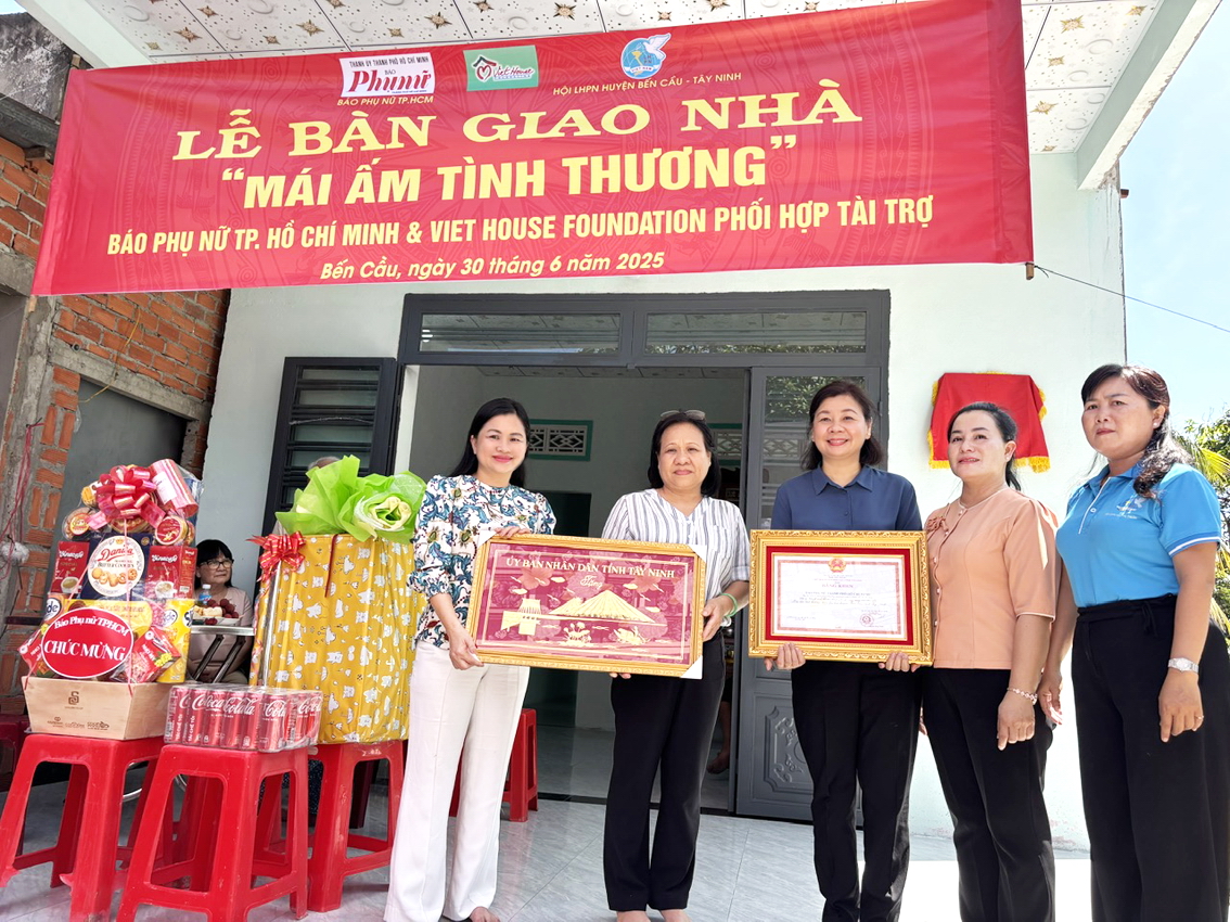Ban biên tập Báo Phụ nữ TPHCM nhận bằng khen của UBND tỉnh Tây Ninh