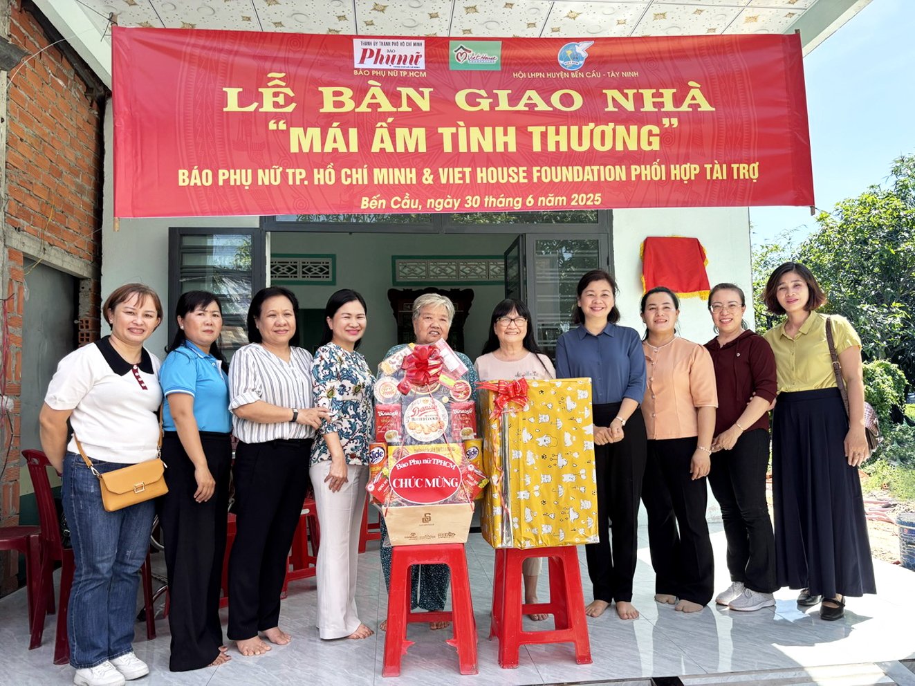Lãnh đạo Báo Phụ nữ TPHCM, nhà tài trợ và cán bộ địa phương tại lễ trao nhà cho bà Lê Thị Hai