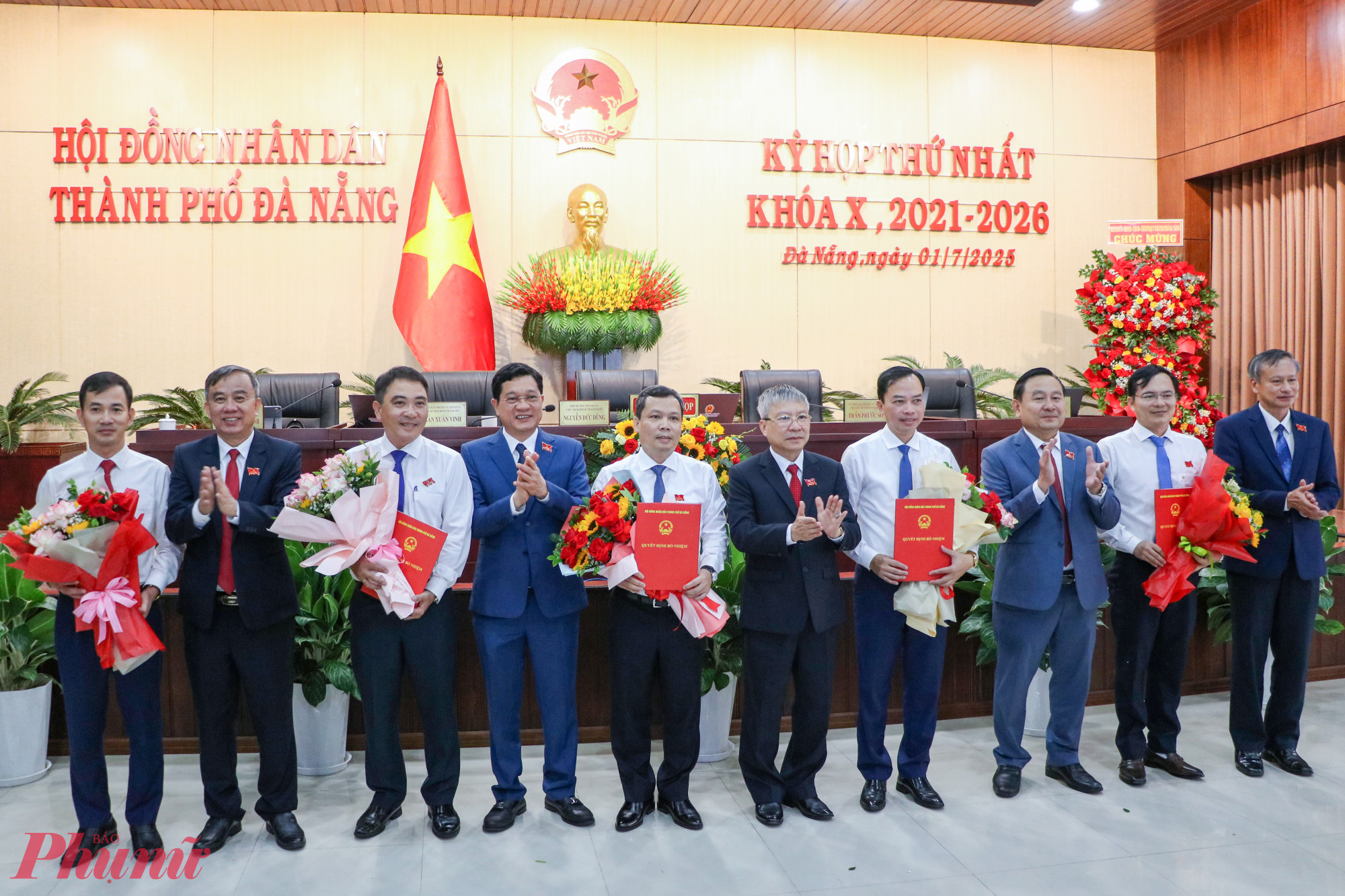 Lãnh đạo Đà Nẵng tặng hoa các nhân sự được bổ nhiệm 