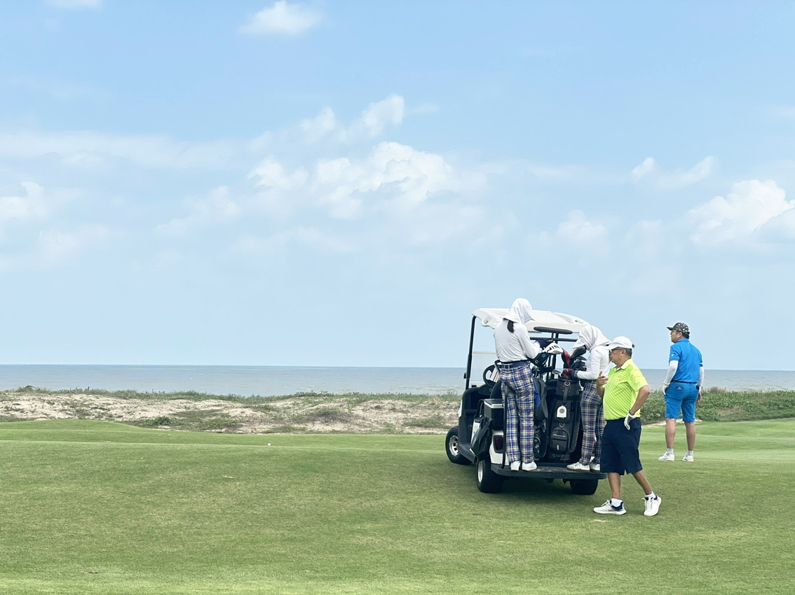 Du khách Hàn Quốc chơi golf tại một resorst ở TP Đà Nẵng
