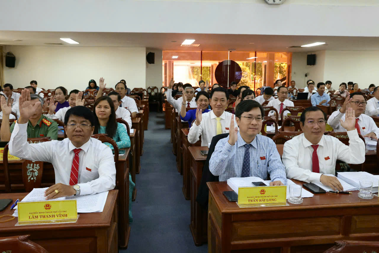 Các đại biểu thực hiện biểu quyết thông qua nghị quyết HĐND… Ảnh: Trung Phạm