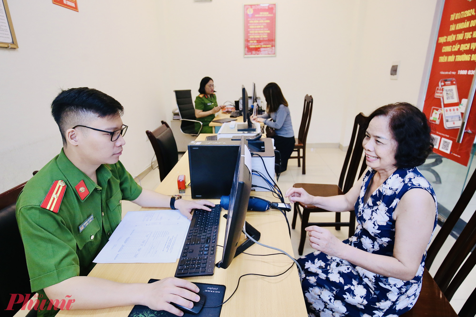 Bà Phạm Thị Lan hoàn toàn ủng hộ và tỏ ra phấn khởi khi chỉ mất khoảng 10 phút có thể hoàn tất các thủ tục hành chính. Tôi thấy việc chính quyền 2 cấp rất tốt, nhanh gọn, chuyên nghiệp. Công dân chúng tôi vừa tiết kiệm được thời gian đi lại, vừa được hướng dẫn đầy đủ, cụ thể để các thủ tục hành chính được thuận tiện, nhanh chóng nhất có thể. Tôi hoàn toàn ủng hộ chủ trương của Đảng và Nhà nước về việc sắp xếp lại bộ máy chính quyền.