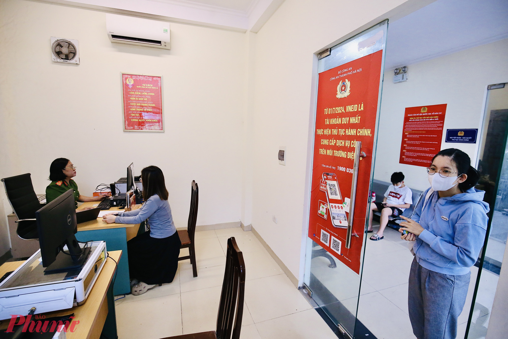 Người dân đến trụ sở công an phường Đông Ngạc để làm các thủ tục hành chính.