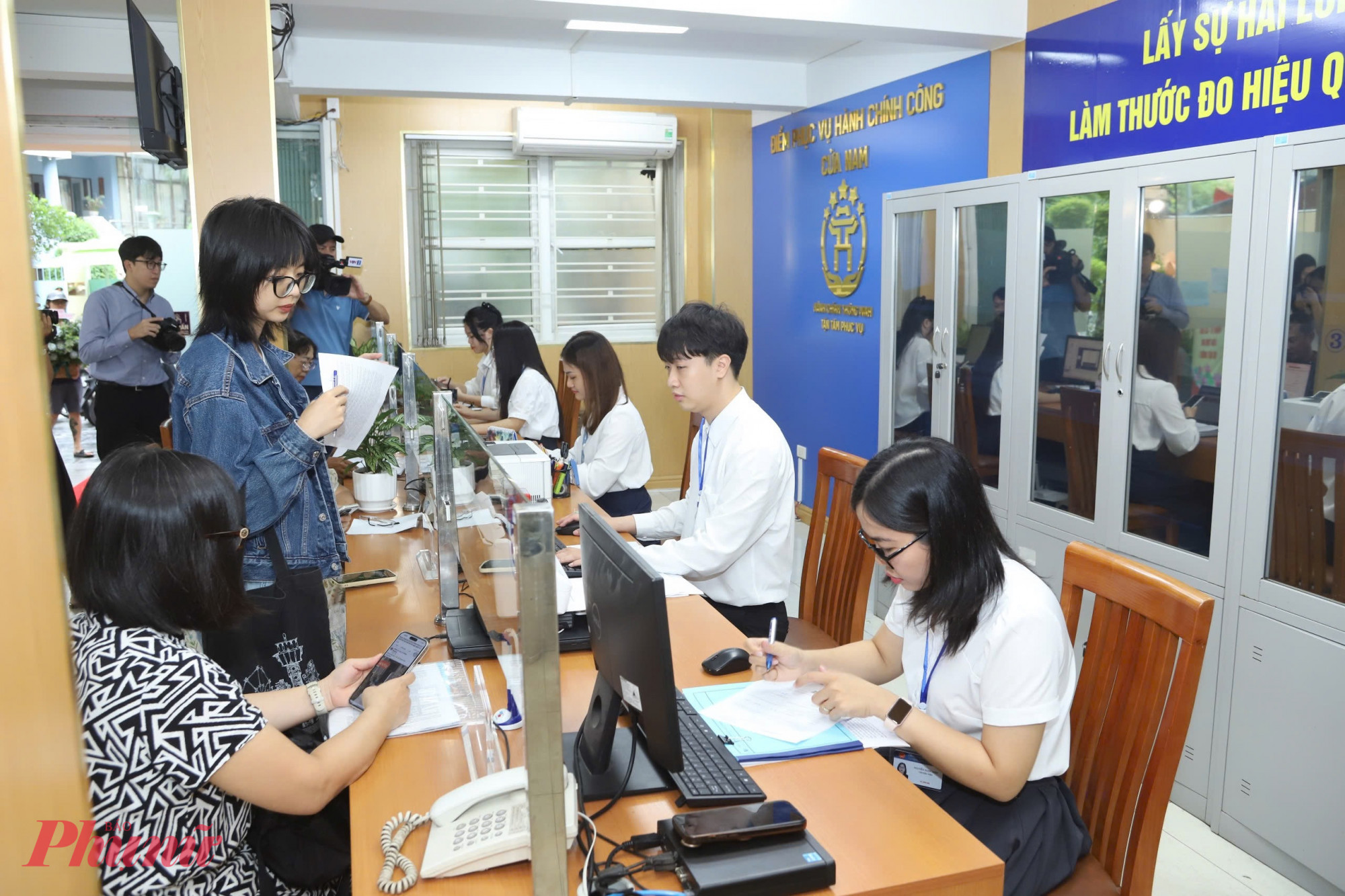 Người dân đến trụ sở phường Cửa Nam mới để làm các thủ tục hành chính.