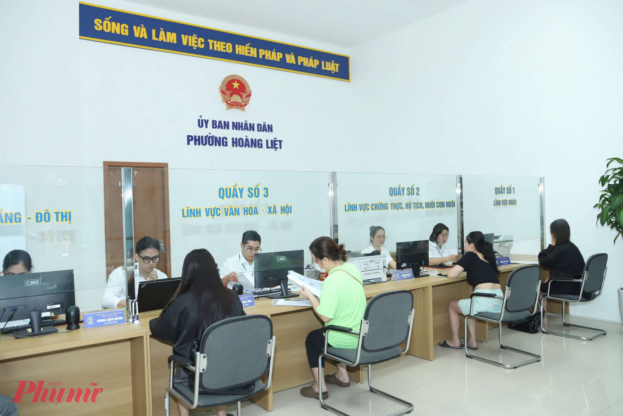 Cũng trong sáng nay, phường Hoàng Liệt mở cửa tiếp dân từ sớm. Trong buổi sáng, phần lớn người dân đến thực hiện công chứng các loại giấy tờ, không khí làm việc diễn ra trật tự, ổn định.