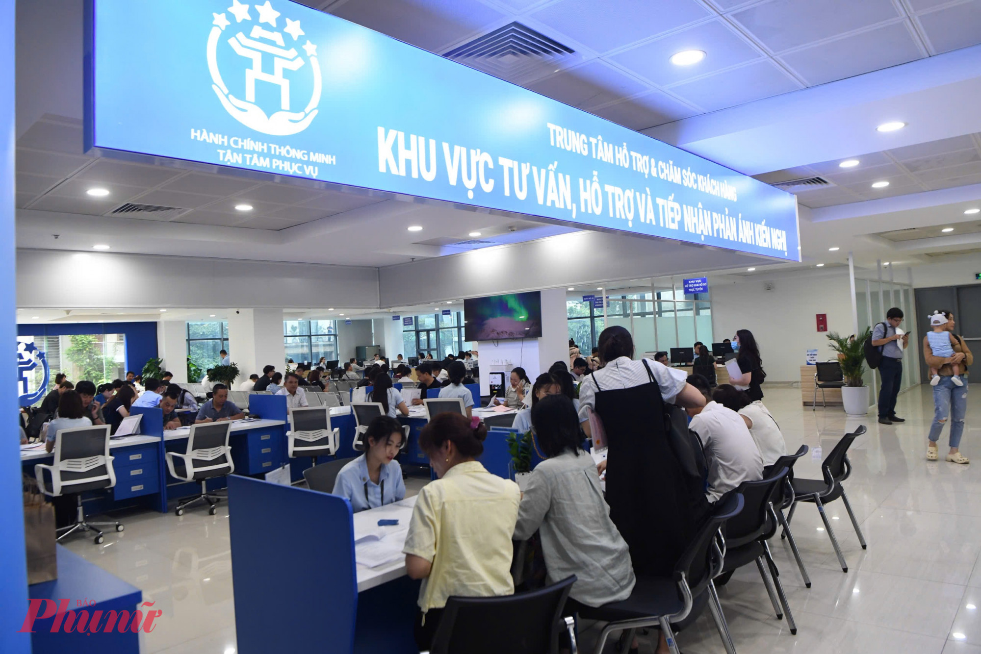 Trung tâm Phục vụ hành chính công thành phố Hà Nội cũng tất bật trong ngày đầu chính thức vận hành mô hình chính quyền hai cấp.