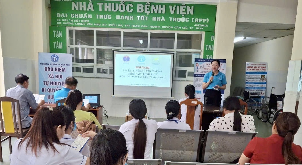 Tuyên truyền, tư vấn, giải đáp chính sách BHXH, BHYT cho người dân tại TTYT huyện Cần Giờ