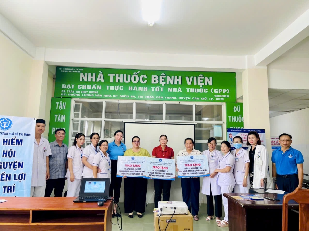 BHXH Cần Giờ trao tặng biểu trưng thẻ BHYT cho đại diện người dân và các em học sinh có hoàn cảnh khó khăn