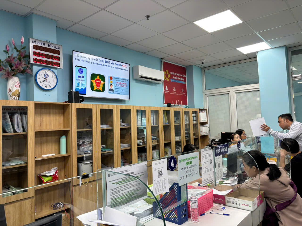 Các đơn vị BHXH trên địa bàntại quận 6 thì thực hiện chiếu các video tuyên truyền để người dân khi đến làm thủ tục đều có cơ hội được nghe các nội dung tuyên truyền