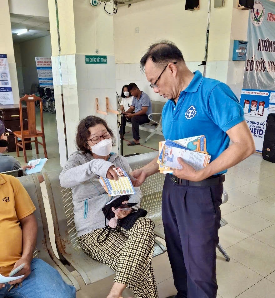 Phát tờ tuyên truyền