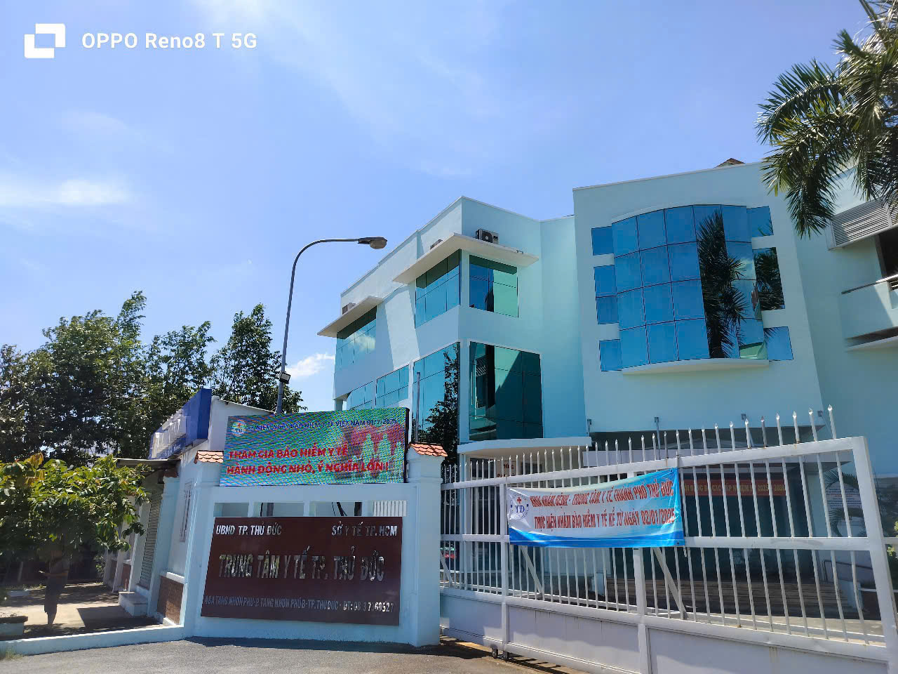 TTYT TP Thủ Đức cũng thực hiện chạy bảng điện tử, treo băng rôn ngay trước cổng ra vào để người dân nhìn thấy