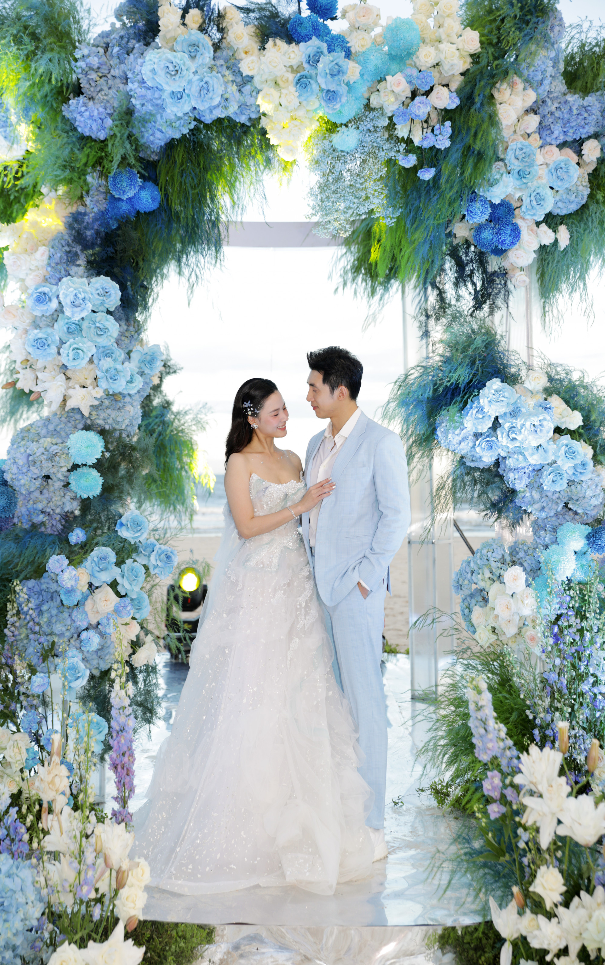  Sánh đôi cùng vợ, doanh nhân Minh Đạt diện vest tông xanh dương đồng điệu, tạo nên hình ảnh cặp đôi “trai tài gái sắc” nhận được nhiều lời khen từ cư dân mạng.