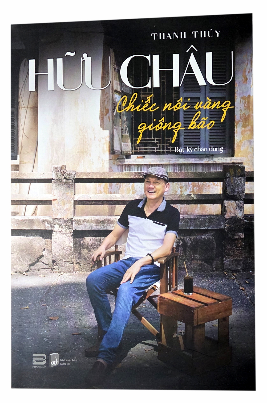 Sách Hữu Châu - Chiếc nôi vàng giông bão - ẢNH: NGỌC TUYẾT