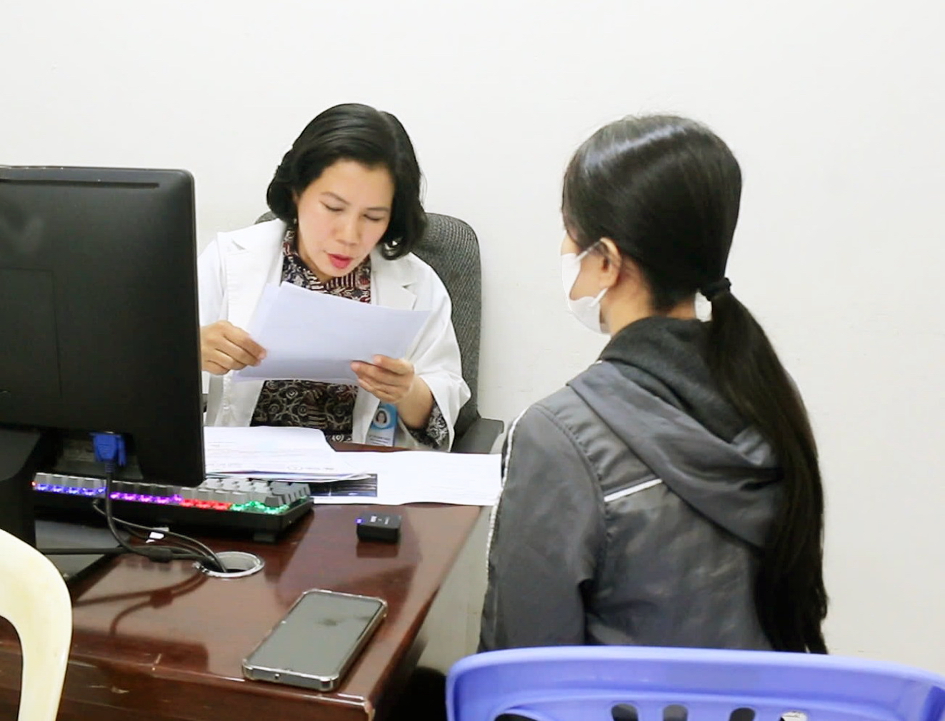 Bác sĩ Lê Thị Đan Thùy (Bệnh viện Bình Dân) đang đọc kết quả xét nghiệm và tư vấn cho bệnh nhân