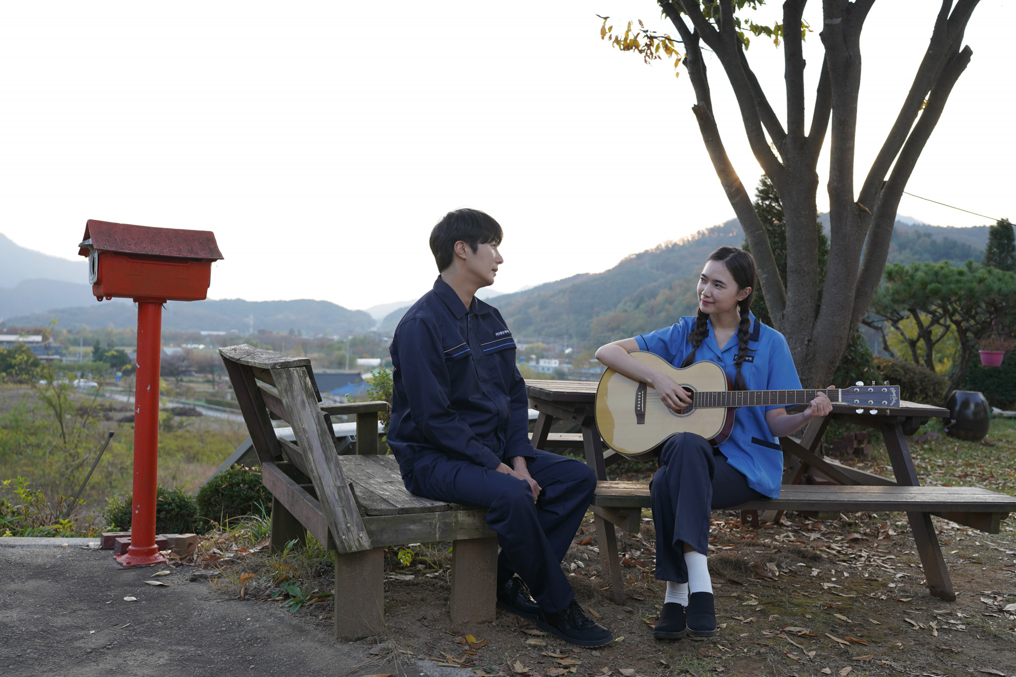 Tài tử Hàn Jung Il Woo đóng cặp với Juliet Bảo Ngọc trong phim (ảnh: NSXCC)
