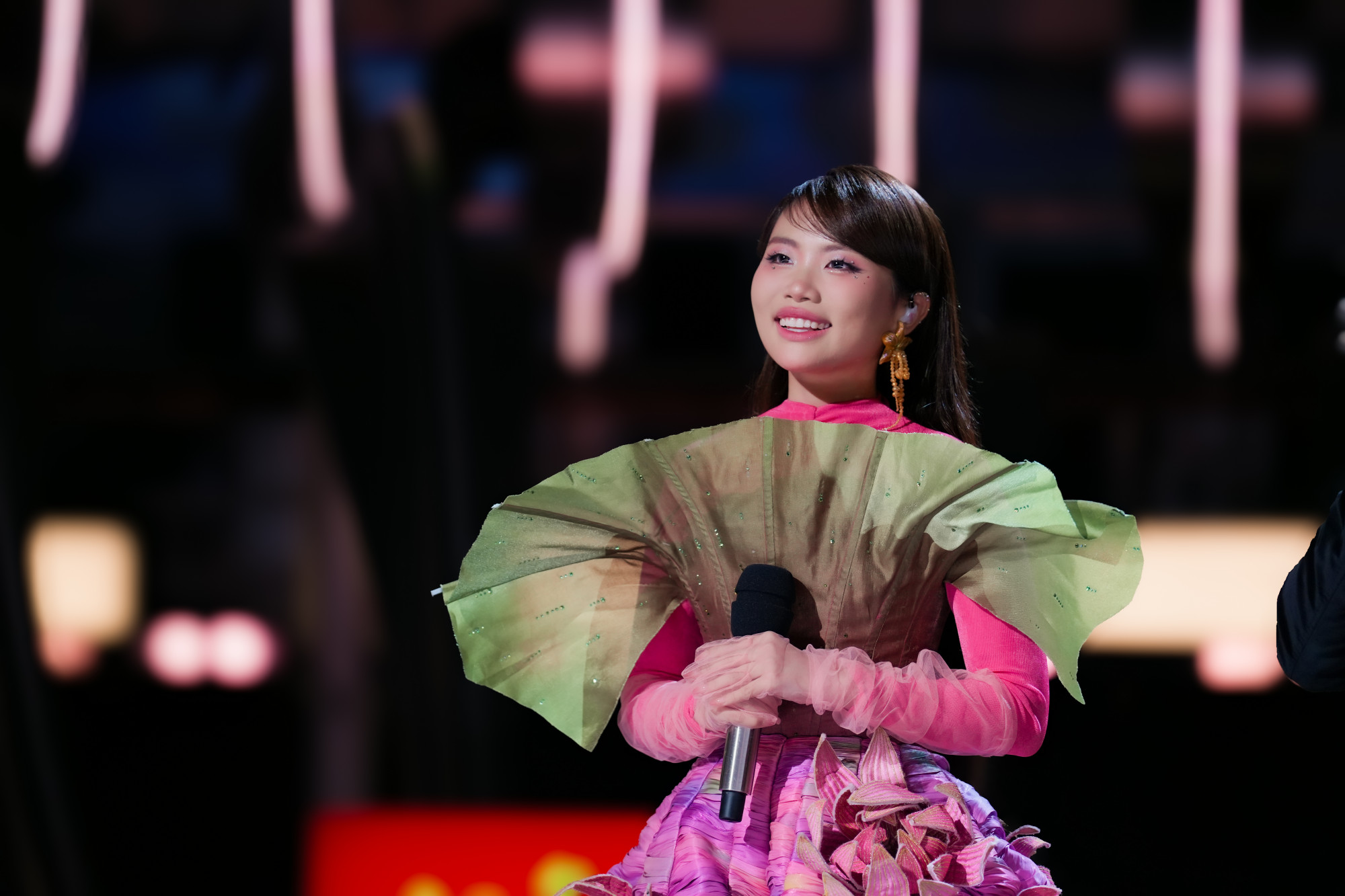 Phương Mỹ Chi gây bão truyền thông sau phần biểu diễn tại vòng tứ kết
