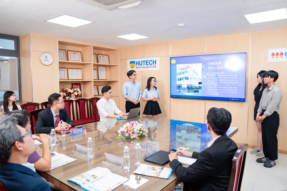 Quá trình làm việc còn giúp sinh viên rèn luyện thêm nhiều kỹ năng “mềm” quan trọng - Ảnh: HUTECH