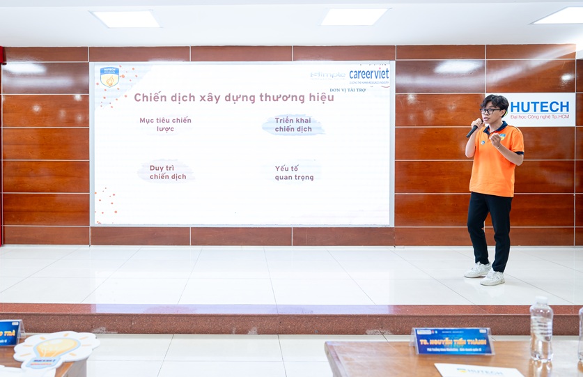 Sau những giờ “nhập vai” sinh động trong lớp, các bạn tiếp tục “chinh chiến” trong loạt sân chơi trí tuệ - Ảnh: HUTECH