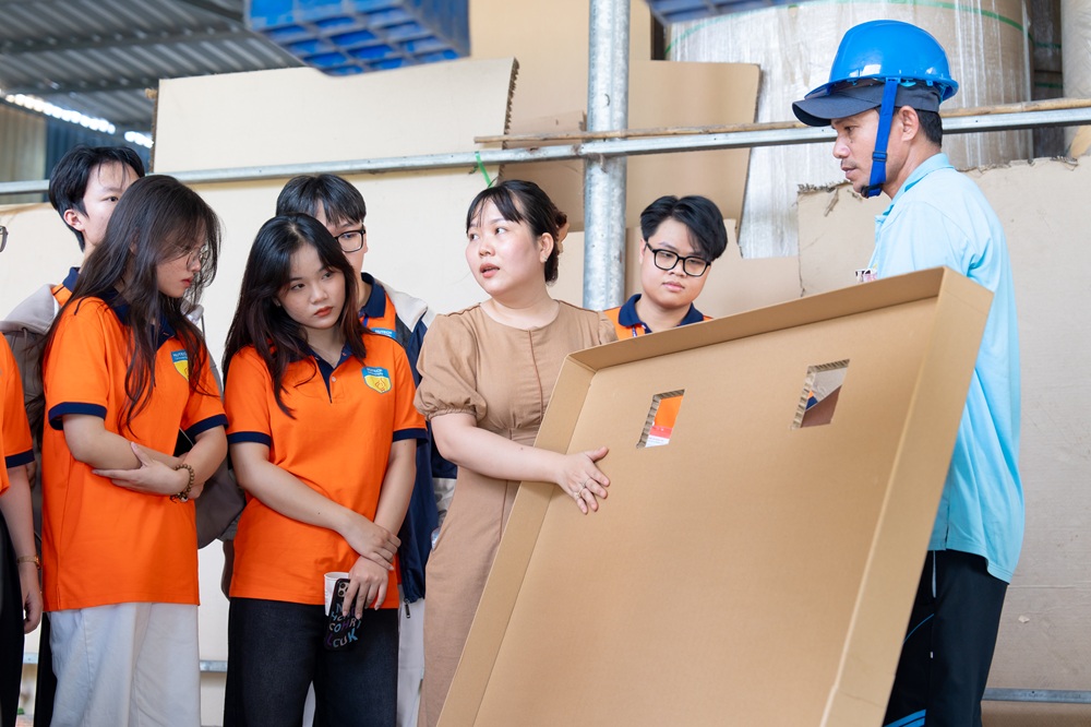 Học từ các doanh nhân thành đạt giúp sinh viên có cái nhìn cận cảnh hơn về thị trường lao động - Ảnh: HUTECH