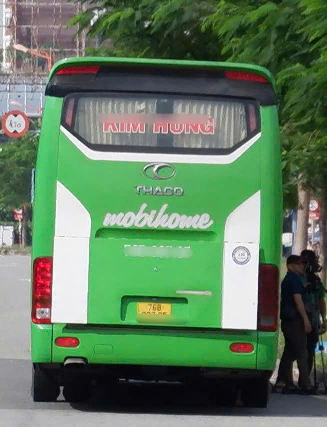 Nam tài xế điều khiển xe khách bị CSGT xử lý. 