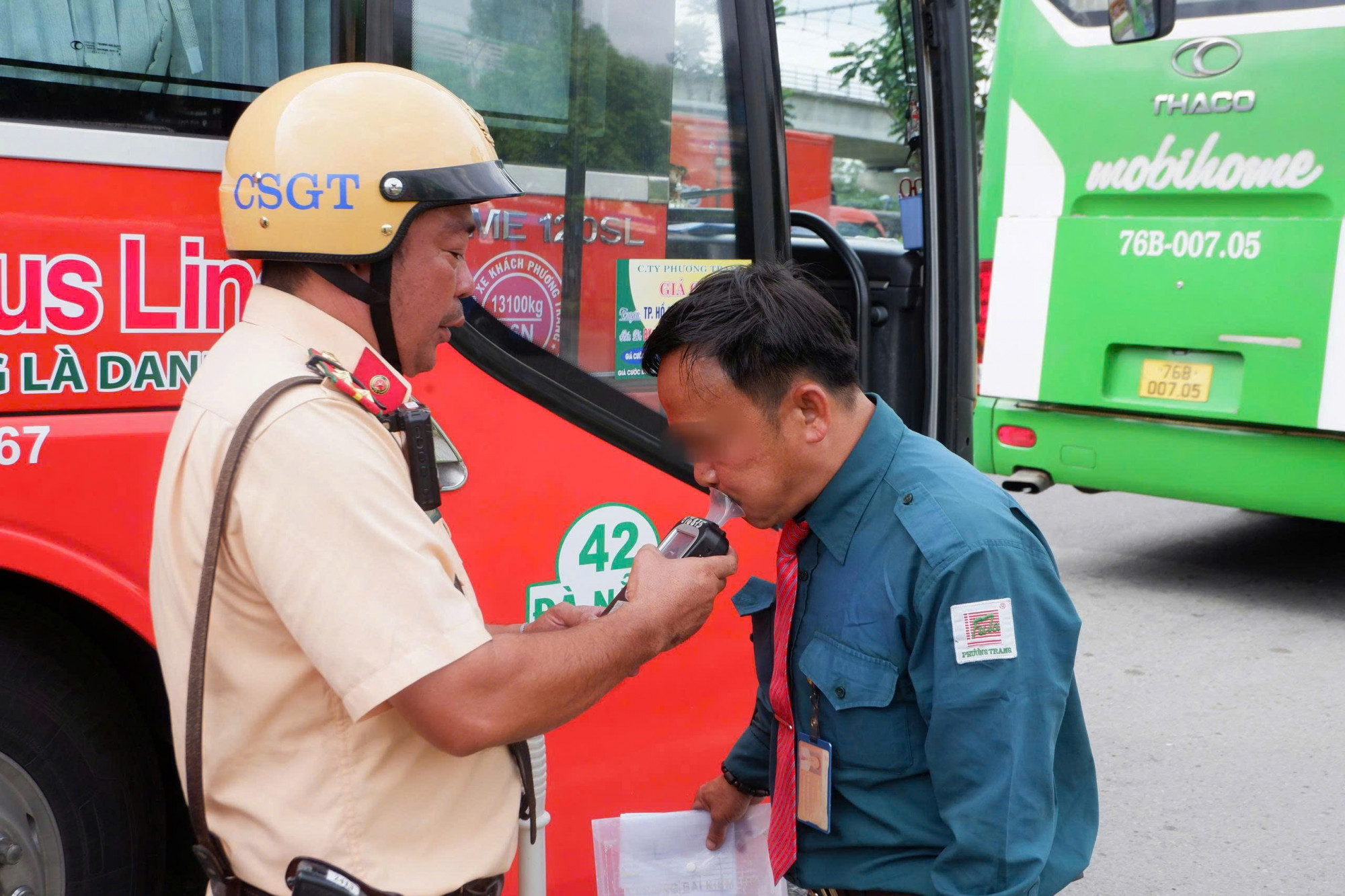 CSGT đo độ cồn với tài xế xe khách.