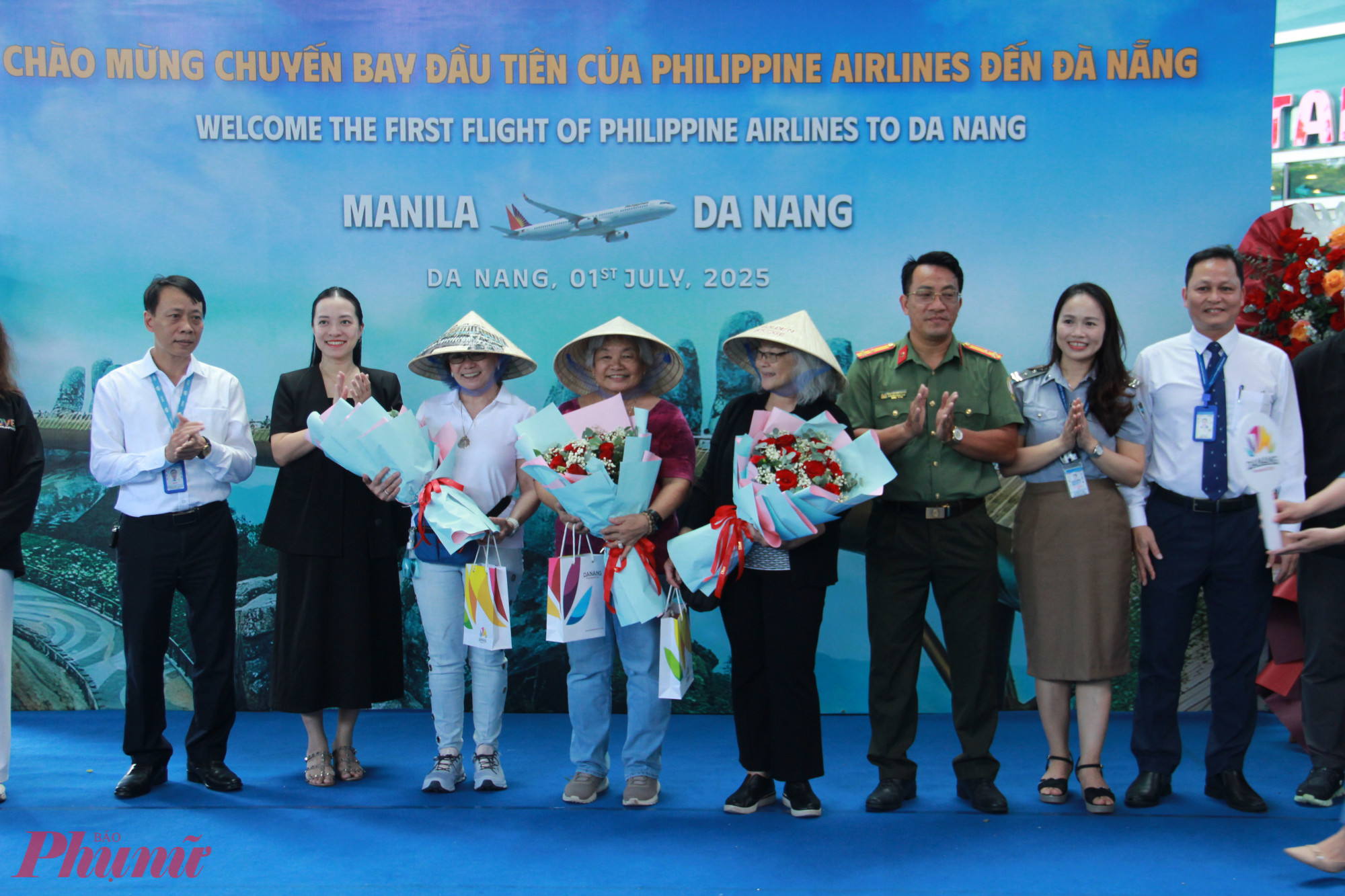 Lãnh đạo ngành du lịch TP Đà Nẵng chào đón những hành khách đầu tiên của Hãng Philippine Airlines đáp xuống sân bay