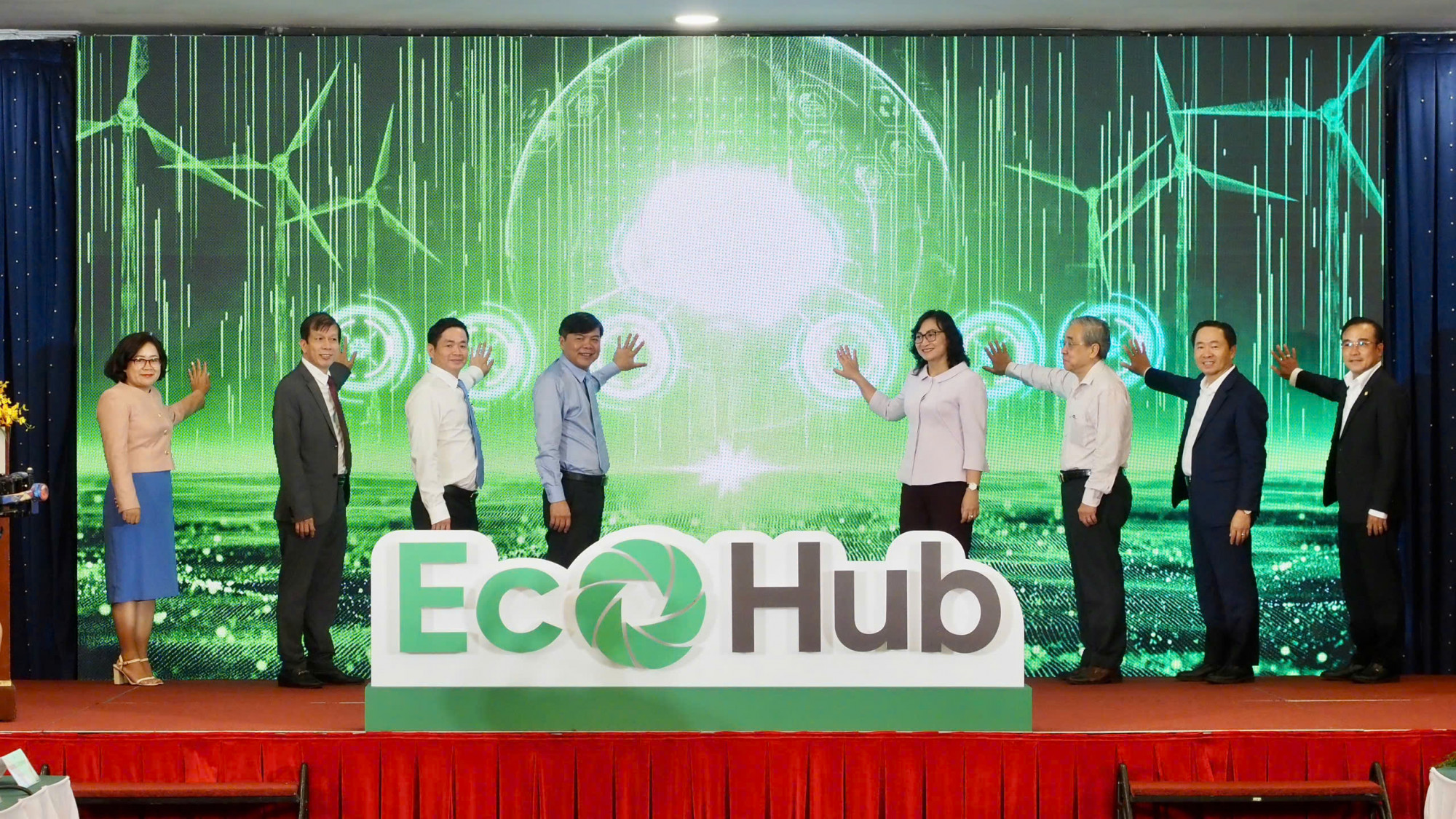 Thứ trưởng Bộ Công thương Phan Thị Thắng, Phó Trưởng Ban Tuyên giáo và Dân vận Thành uỷ TPHCM Tăng Hữu Phong, Phó Tổng Biên tập phụ trách Báo SGGP Nguyễn Khắc Văn cùng các đại biểu thực hiện nghi thức công bố Sàn giao dịch thương mại điện tử B2B xanh đầu tiên của Việt Nam và Triển lãm 3D với chủ đề “NoCarbon City”