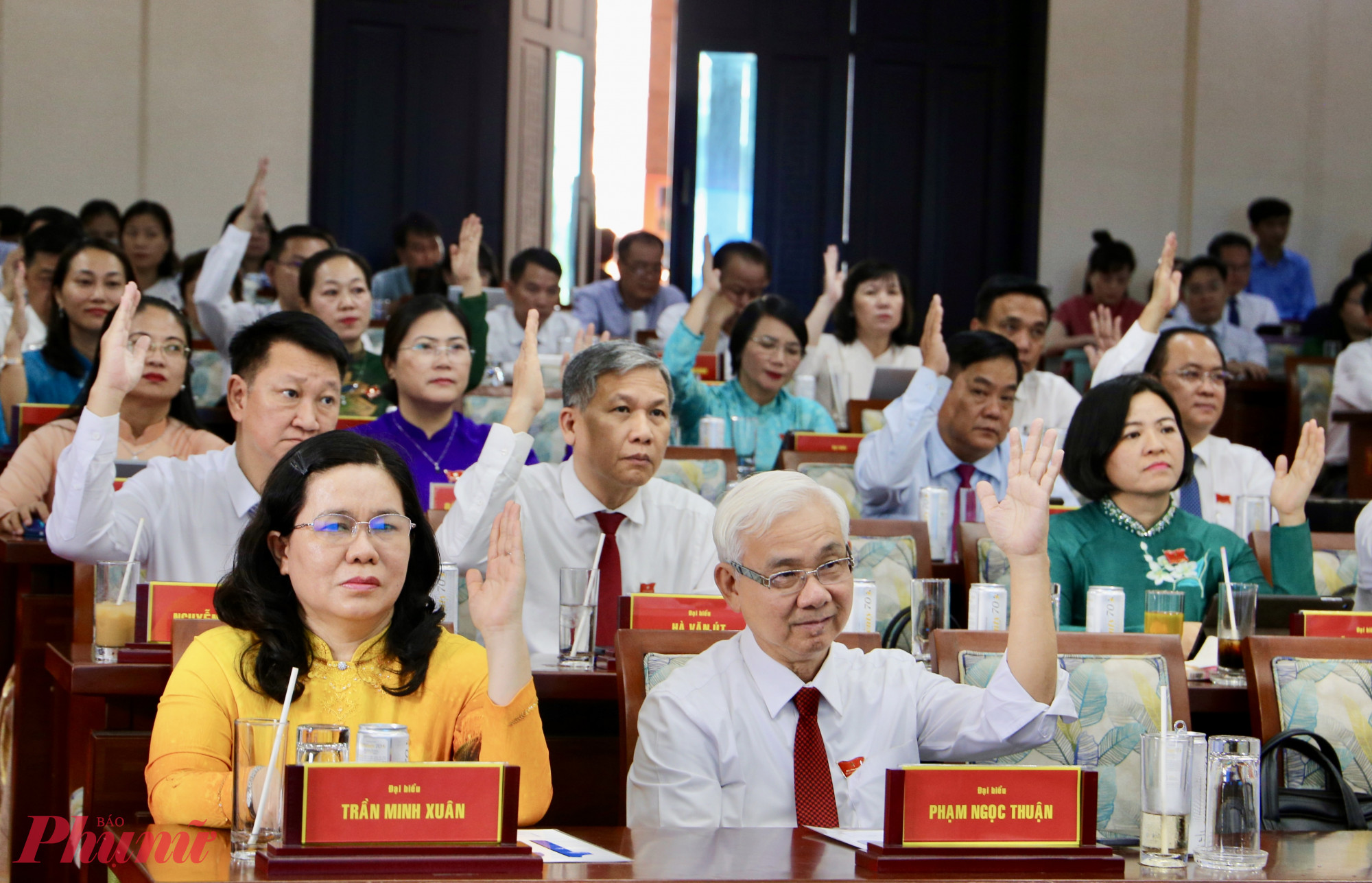 Các đại biểu HĐND TPHCM thông qua nghị quyết - Ảnh: Thanh Tâm
