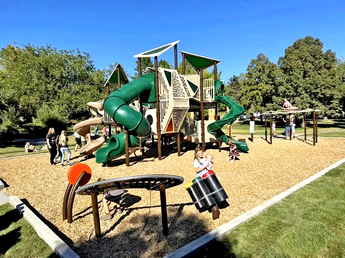 Sân chơi tại công viên Bicentennial ở thành phố Clearfield, bang Utah (Mỹ) sau khi cải tạo theo thiết kế của Rosili Olson - Nguồn ảnh: Clearfield City/Facebook