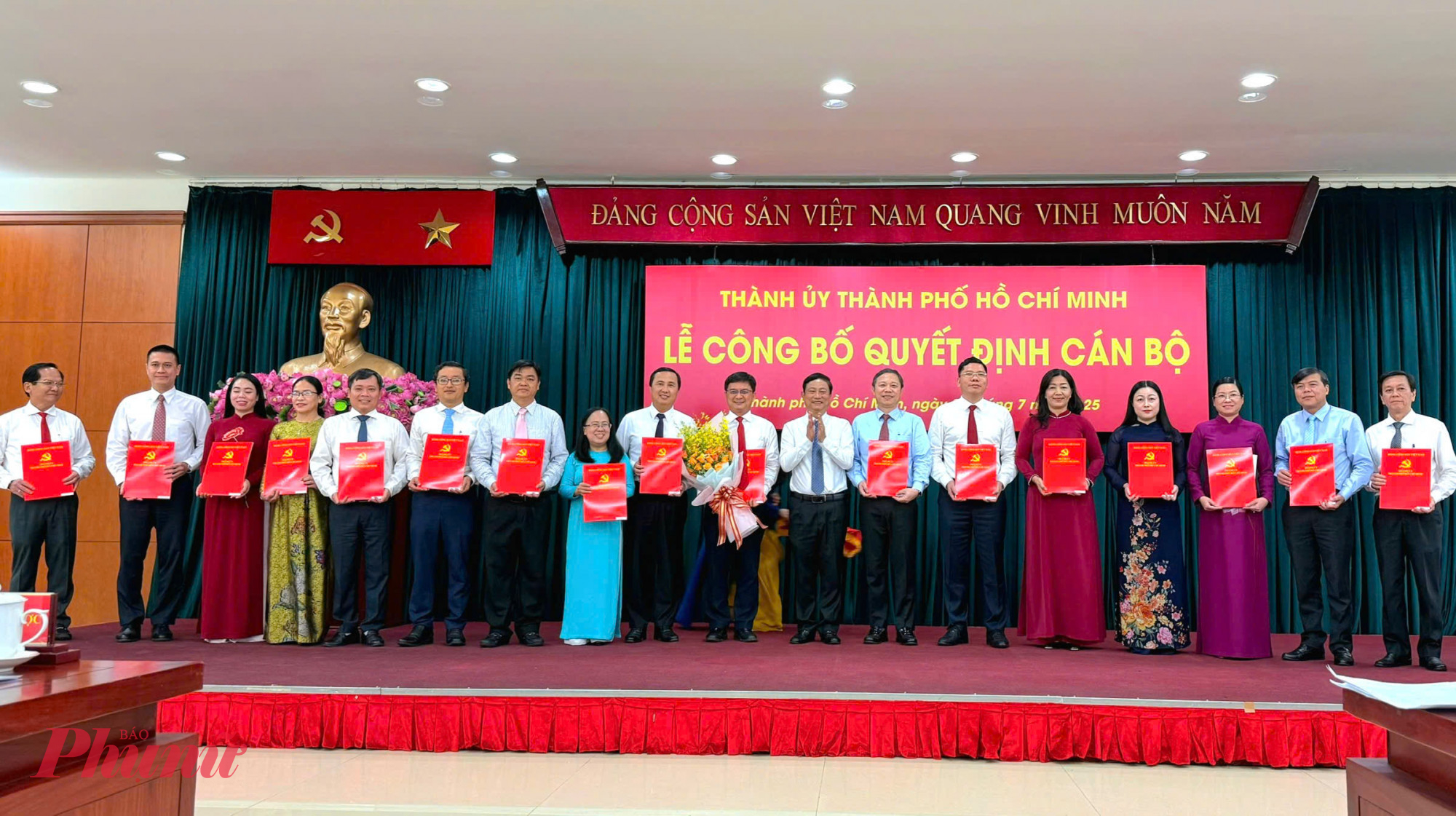 Trao quyết định nhân sự Ban Ban Tuyên giáo và Dân vận Thành ủy TPHCM
