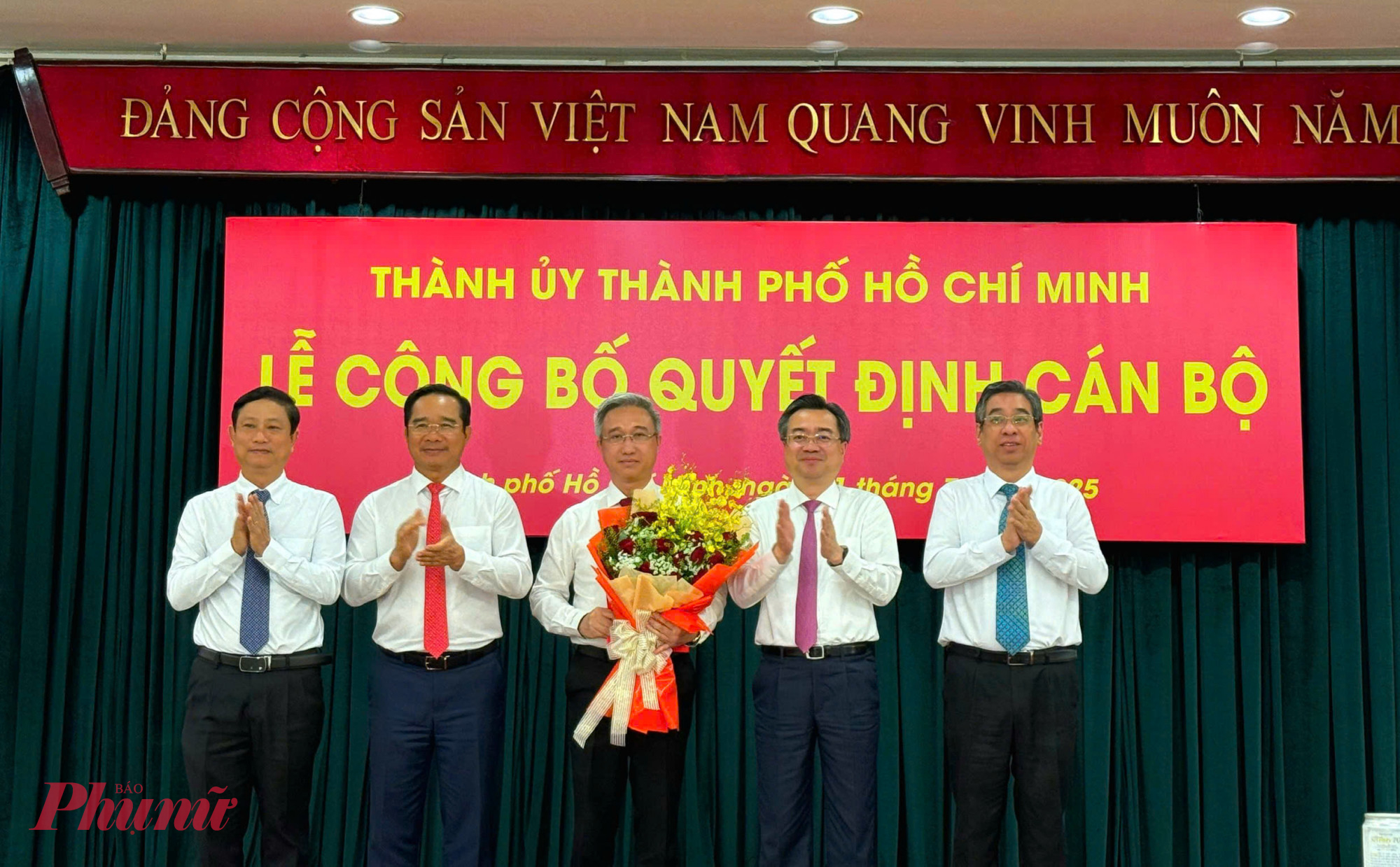ông bố quyết định của Bộ Chính trị chuẩn y ông Đặng Minh Thông - Ủy viên Ban Thường vụ Tỉnh ủy, Phó Chủ tịch UBND tỉnh Bà Rịa - Vũng Tàu (cũ) giữ chức Phó bí thư Thành ủy TPHCM (mới)