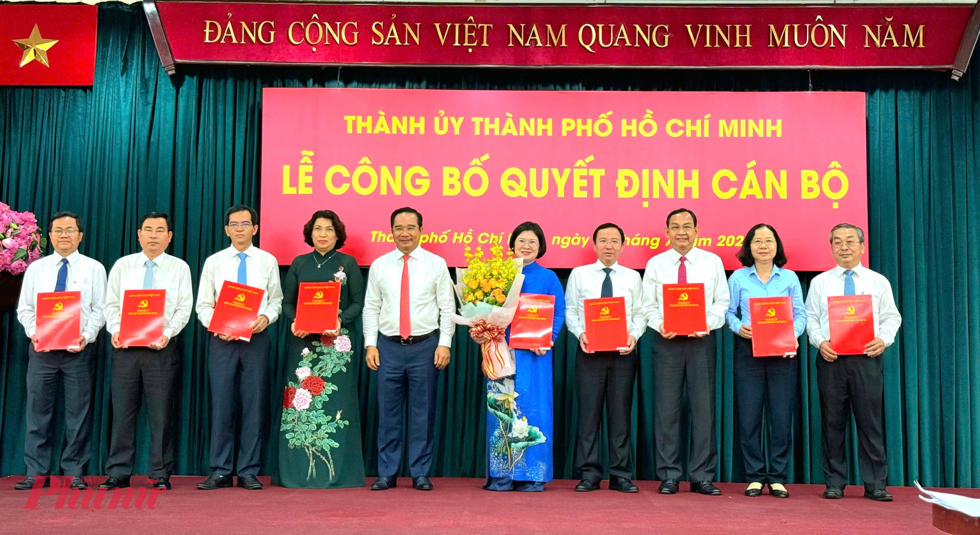 Chủ tịch UBND TPHCM Nguyễn Văn Được trao quyết định nhân sự Ban Ban Tổ chức Thành ủy TP HCM