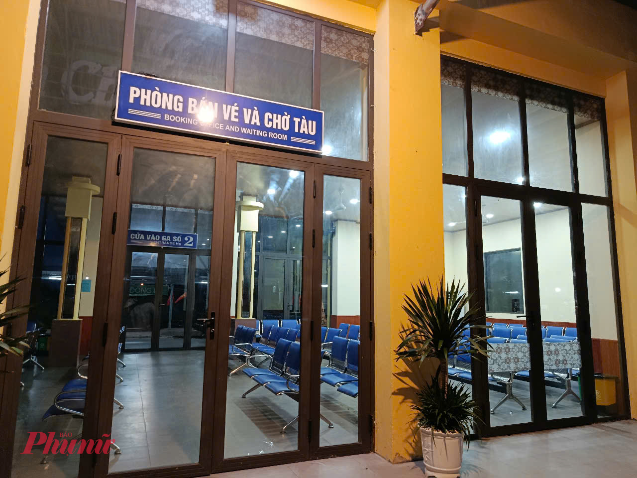 Phòng bán vé chờ tàu ở ga Đông Hà (tỉnh Quảng Trị cũ) sáng sớm nay đóng cửa