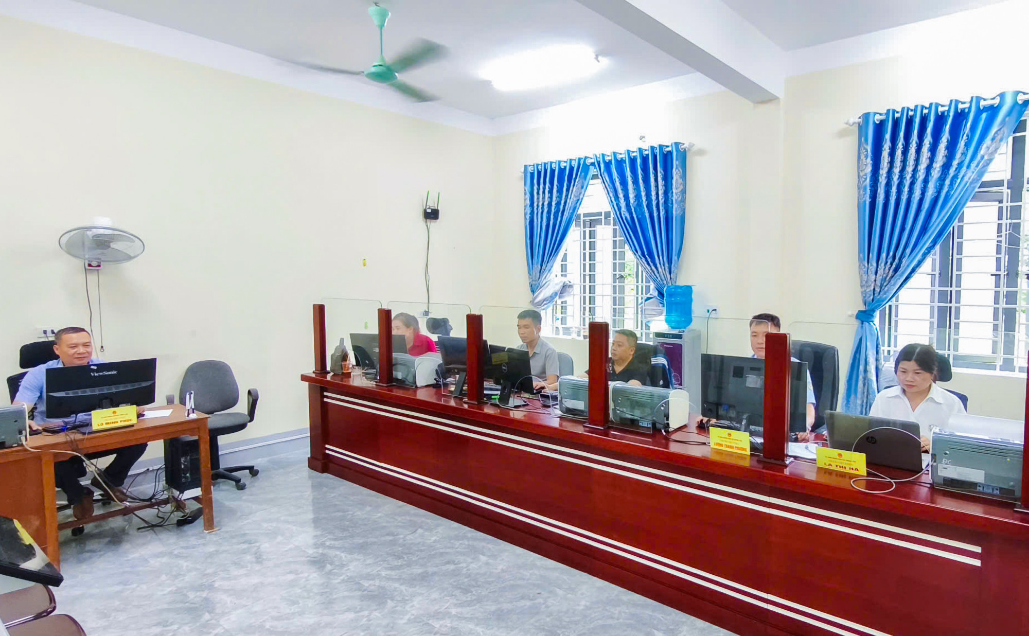 Xã Thông Thụ duy trì lực lượng tiếp nhận hồ sơ ở cả 2 địa điểm để giúp thuận tiện hơn trong việc giải quyết các thủ tục hành chính - Ảnh: Khánh Trung
