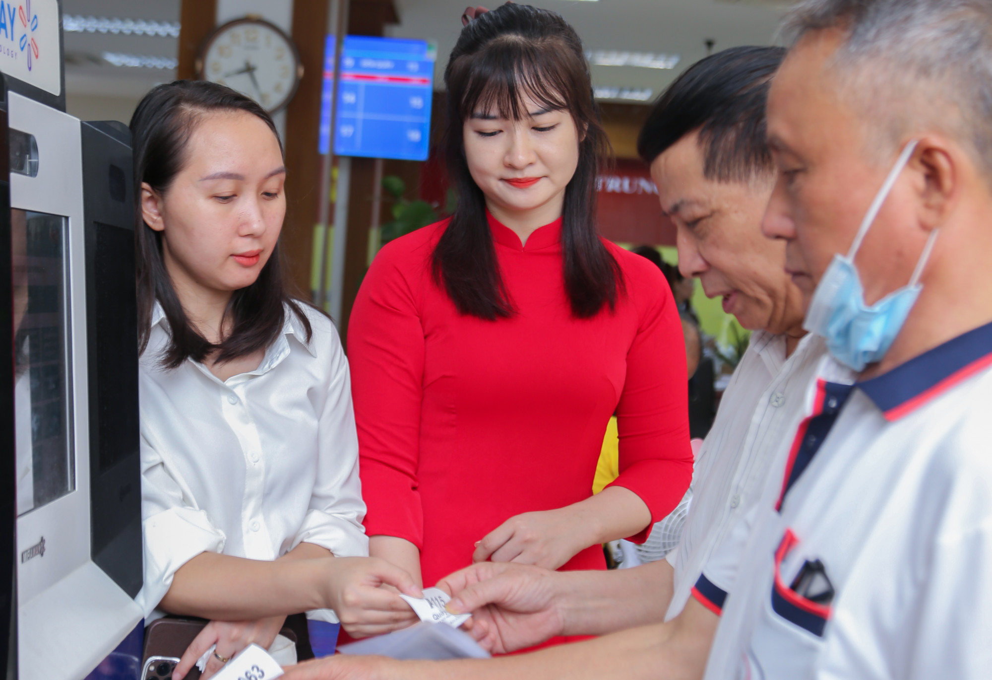 Người dân đến Trung tâm phục vụ hành chính công phường Thành Vinh làm thủ tục được hướng dẫn, lấy số thứ tự - Ảnh: Khánh Trung
