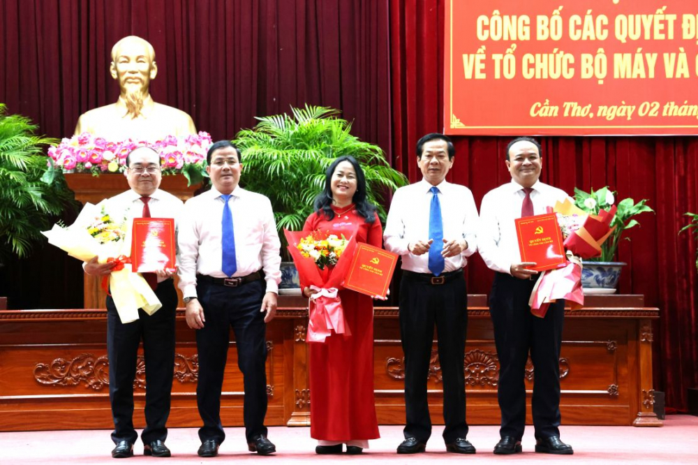 Ông Đỗ Thanh Bình - Bí thư Thành ủy Cần Thơ (thứ 2 từ phải vào) trao quyết định và tặng hoa chúc mừng những cán bộ được phân công... Ảnh: Trung Phạm