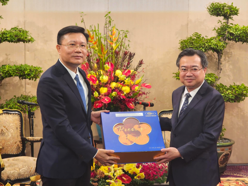 Phó bí thư Thường trực Thành ủy TPHCM Nguyễn Thanh Nghị gửi món quà lưu niệm đến đoàn cán bộ thành phố Quảng Châu