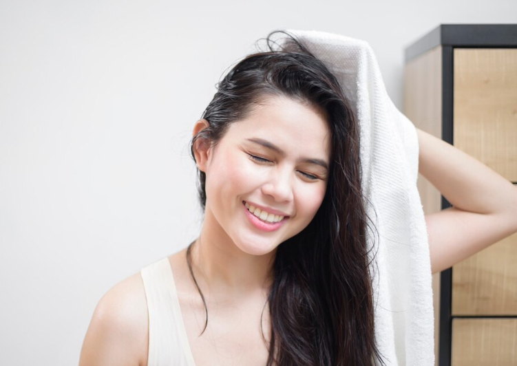 1. Gội đầu bằng thảo mộc: Từ xa xưa, phụ nữ Việt đã có thói quen đun nước lá để gội đầu. Những loại lá như bồ kết, sả, vỏ bưởi, hương nhu, cỏ mần trầu hay lá ổi không chỉ giúp làm sạch da đầu mà còn kích thích mọc tóc, hạn chế gàu và giảm gãy rụng tóc. Hương thơm thảo mộc lan tỏa trong lúc gội còn giúp an thần, thư giãn sau một ngày mệt mỏi. Ngày nay, nhiều người lựa chọn các sản phẩm dầu gội có chiết suất thảo dược hoặc tự đun nước gội vào mỗi cuối tuần như một cách vừa chăm sóc tóc, vừa quay về nhịp sống chậm và yên lành hơn.  