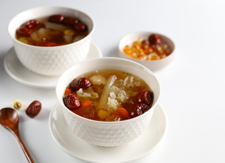 3. Chè dưỡng nhan: Không chỉ là món ăn bổ dưỡng, chè dưỡng nhan còn được phái đẹp xem như một “món quà” nuôi dưỡng làn da từ bên trong. Thành phần của món chè bao gồm nhựa đào, tuyết yến, hạt sen, kỷ tử, táo đỏ, đều là những nguyên liệu giúp điều hòa nội tiết, cải thiện sắc da và làm chậm quá trình lão hóa. Khi được dùng đều đặn trong những giai đoạn thay đổi hormone như sau sinh hoặc giai đoạn tiền mãn kinh, món chè này góp phần giữ cho da dẻ tươi tắn, thần sắc ổn định và tinh thần cũng thư thái hơn.