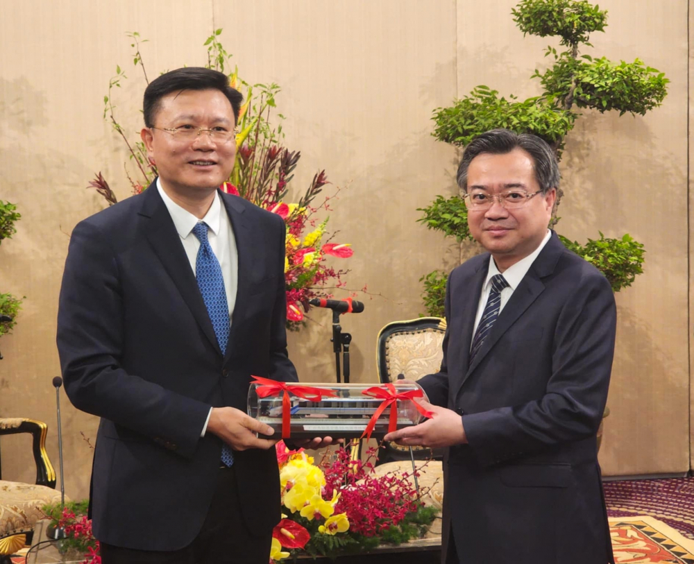 Phó Bí thư Thành ủy thành phố Quảng Châu Trần Hướng Tân gửi mô hình lưu niệm đoàn tàu metro đến lãnh đạo TPHCM
