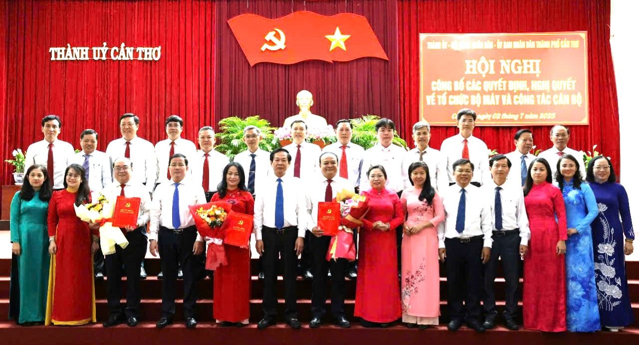 Cán bộ lãnh đạo Báo và Phát thành, truyền hình Cần Thơ; cùng các lãnh đạo sở ngành... nhận quyết định phân công của Thành ủy Cần Thơ. Ảnh: Trung Phạm