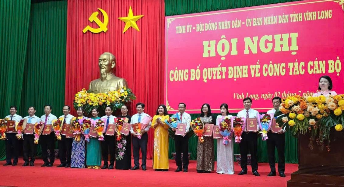 Tỉnh Vĩnh Long trao quyết định bổ nhiệm lãnh đạo các sở ngành tỉnh… Ảnh: CTV