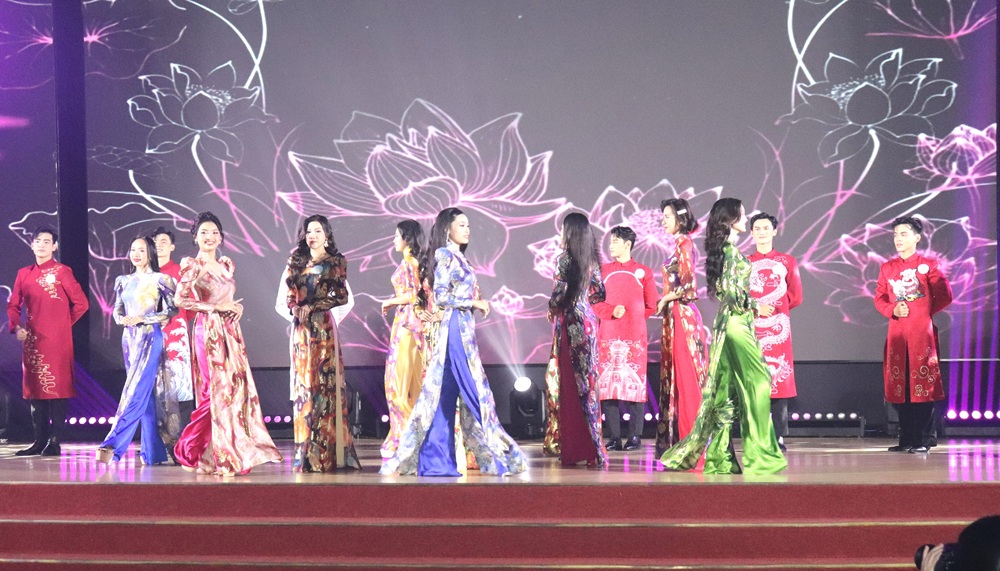 Thí sinh trong phần thi trang phục áo dài - Ảnh: TDTU